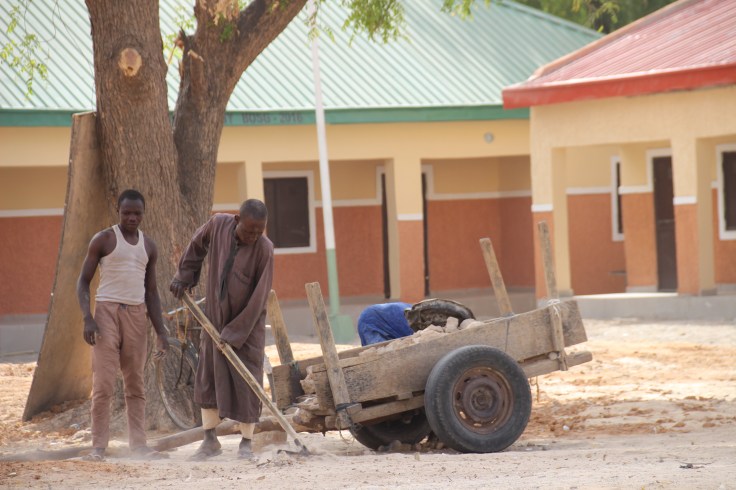 Die neue Schule - IDP helfen aufzuräumen Foto Andrea Stäritz